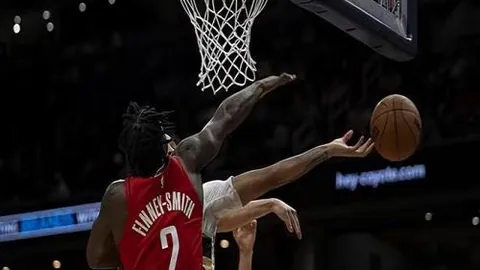 郑钦文多哈站首战对手揭晓！夺冠机会列第五，身着黑裙闪耀晚宴场合