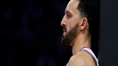 詹姆斯父子携手布朗尼，同队竞技展英姿